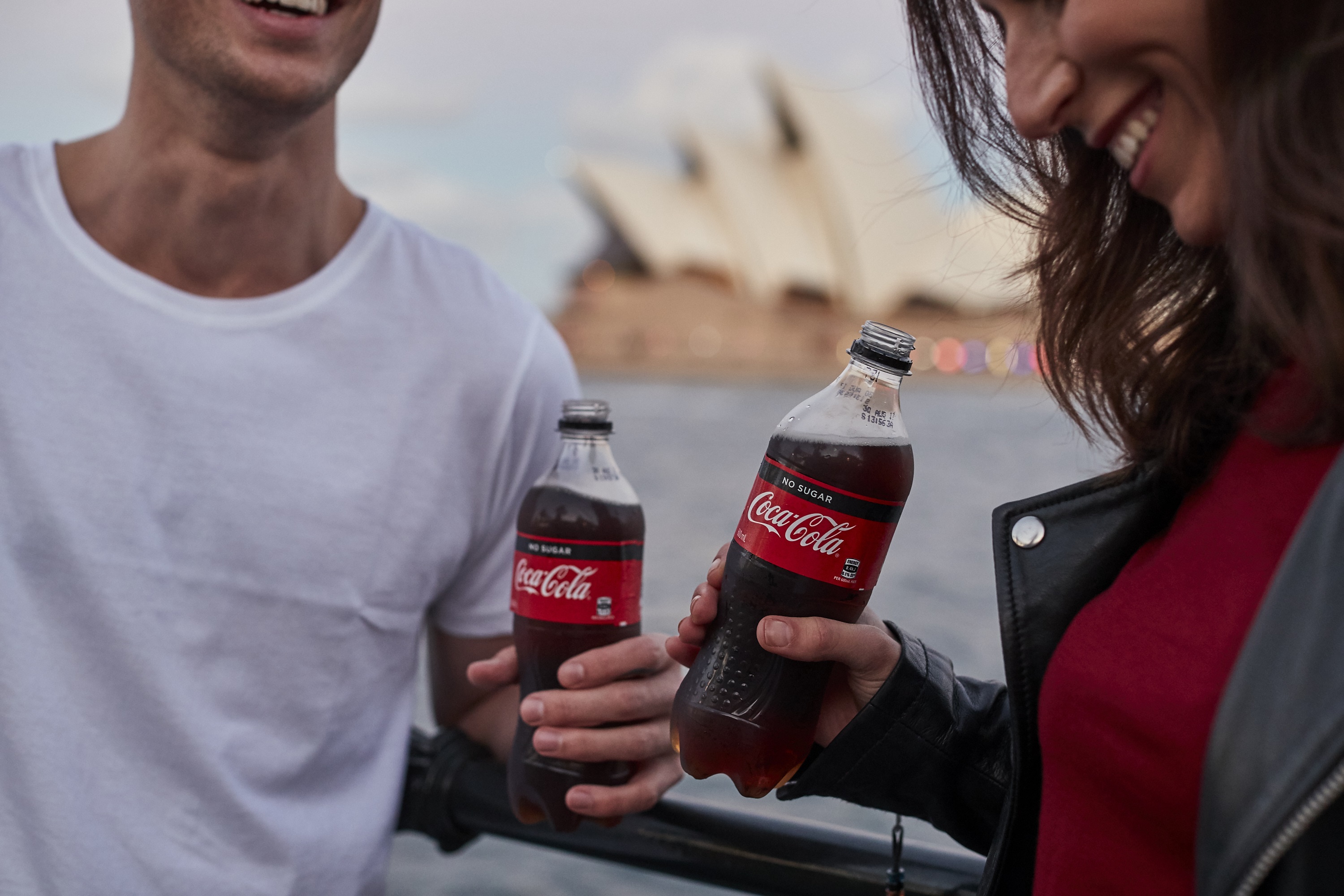Человек пьющий колу. Человек с Кока колой. Девушка пьет колу. Coca Cola с человеком. Парень пьет колу.