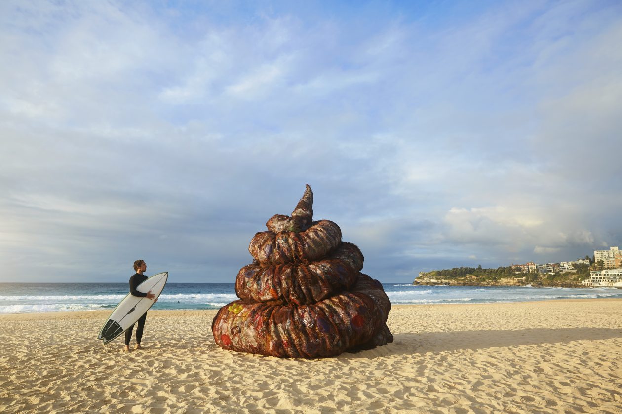 为纪念世界环境日，在邦迪海滩上倾倒了巨大的便便
